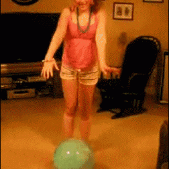 GIF: Dievča skáče na loptu