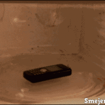 GIF: Mobil v mikrovlnke