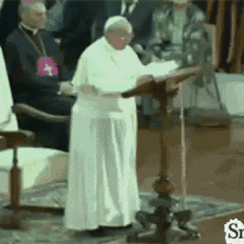 GIF: „Nový“ pápež