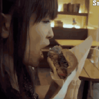 GIF: Jedenie hamburgerov v Japonsku