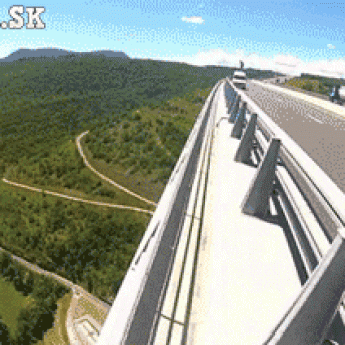 GIF: Skok z mosta