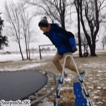 GIF: Skok na trampolínu pokrytú ľadom