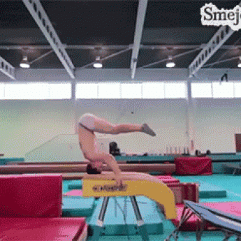 GIF: Ako si obliecť tepláky počas gymnastiky
